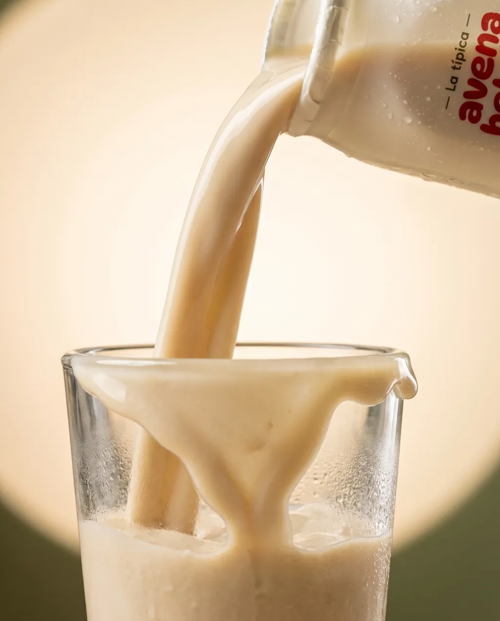 Avena cremosa sirviéndose en un vaso
